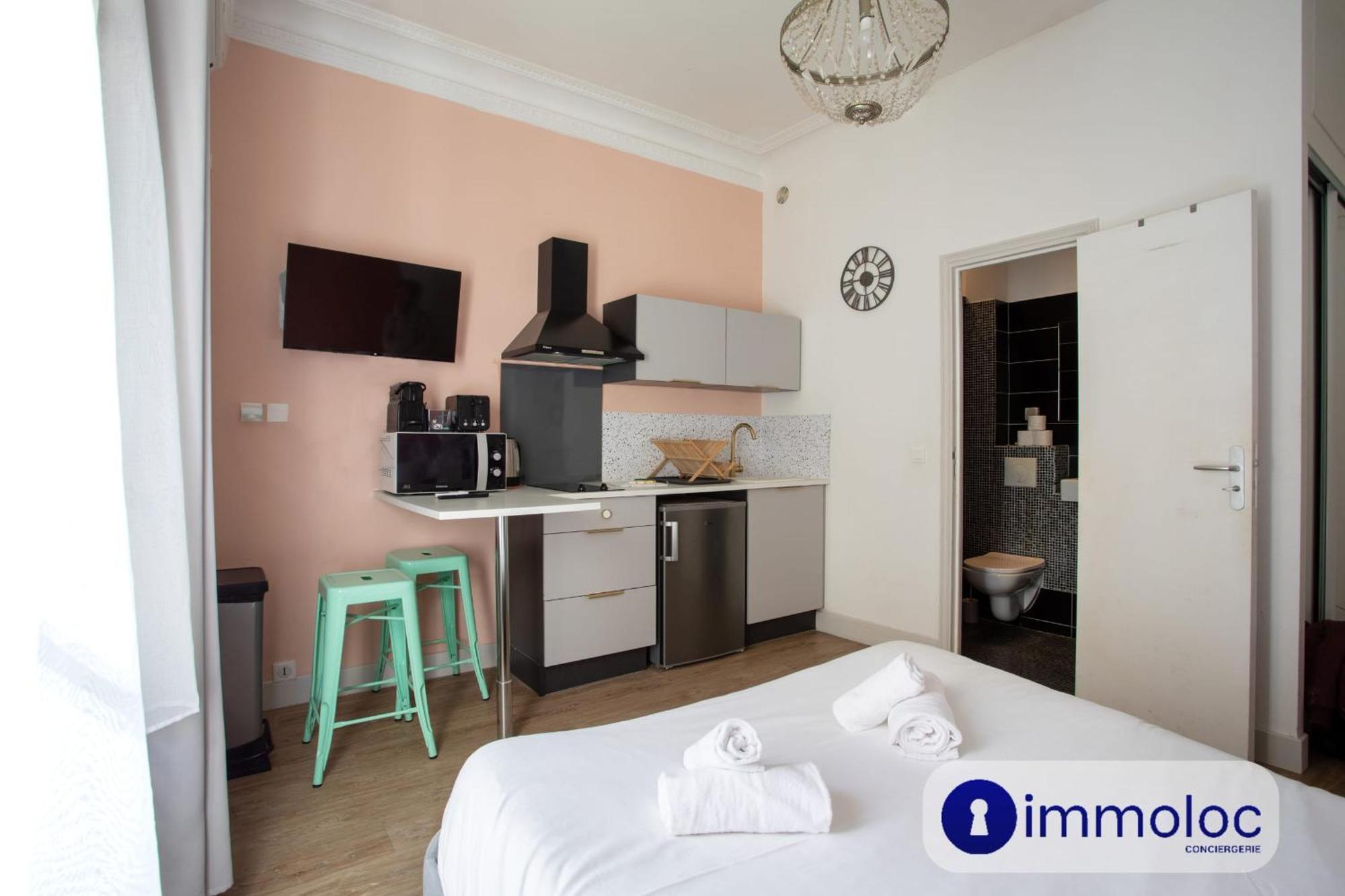Charming Air-conditioned With Balcony