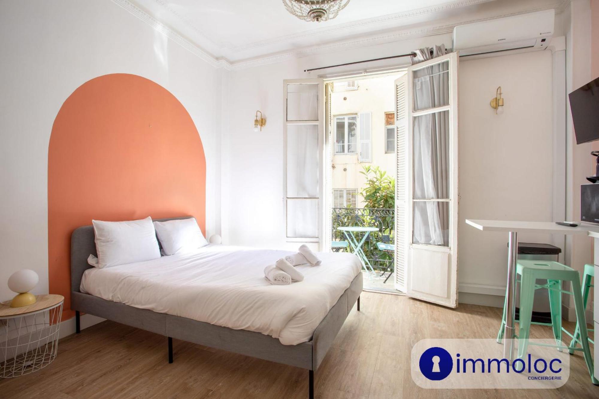 Charming Air-conditioned With Balcony *